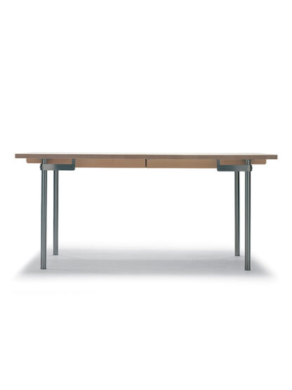 CH322 Spisebord fra Carl Hansen & Søn (Rustfrit stål, Sæbe, Udtræk til 2 plader inkl. 1 træstøtteben i sort)