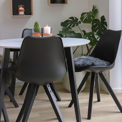 Indra - 2 Spisebordsstole i sort kunstlæder og sorte træben
