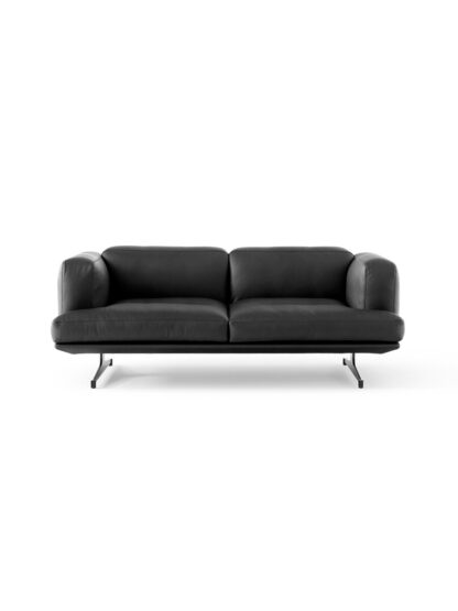 Inland AV22 sofa fra Andtradition (Noble Black læder)