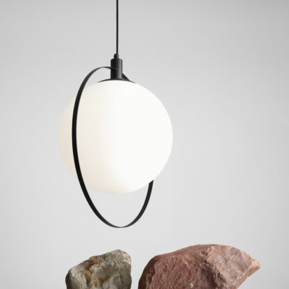 Magic - Loftlampe i sort metal og hvidt glas